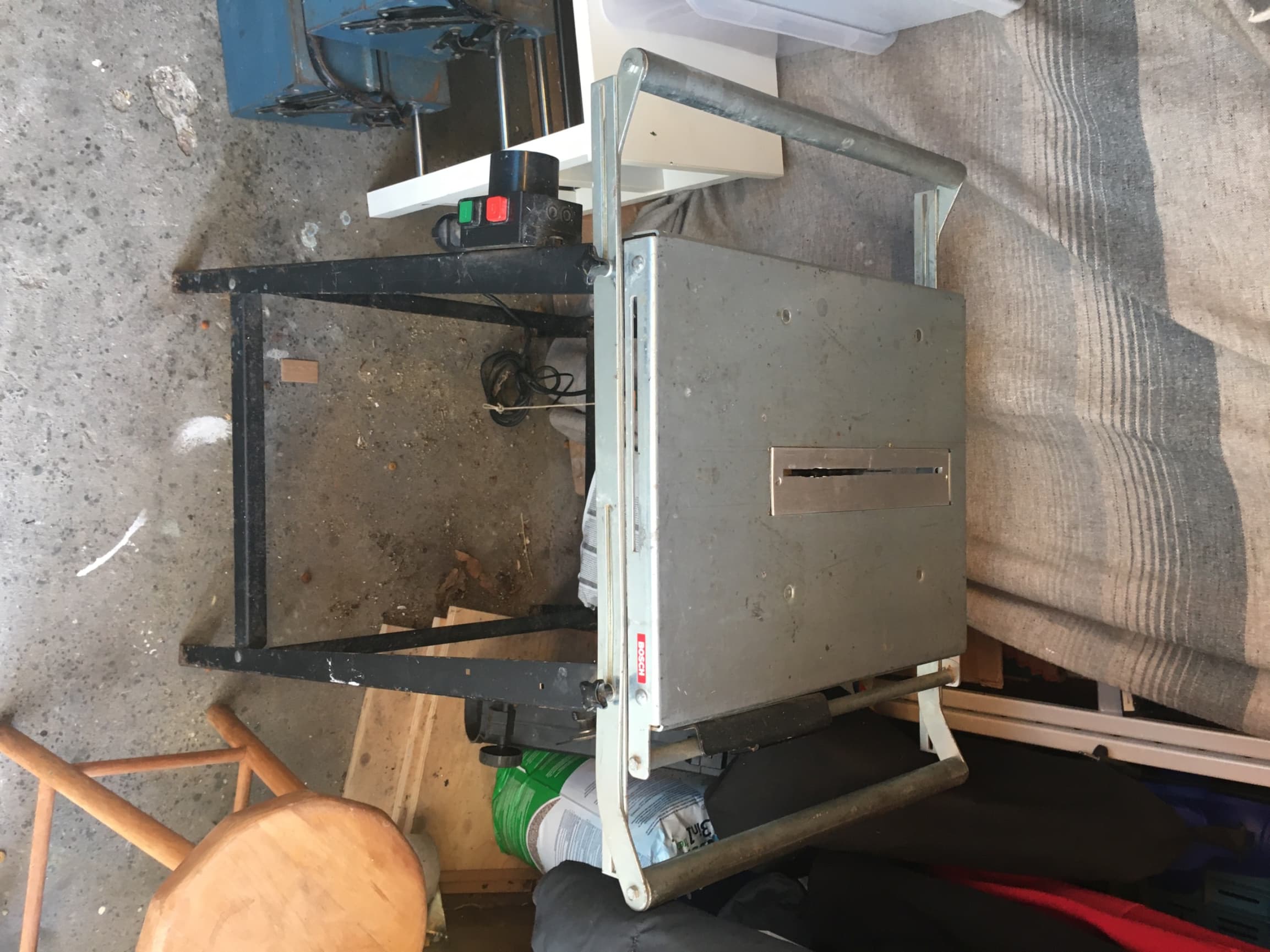 Zaagtafel met onder gemonteerde cirkelzaag 