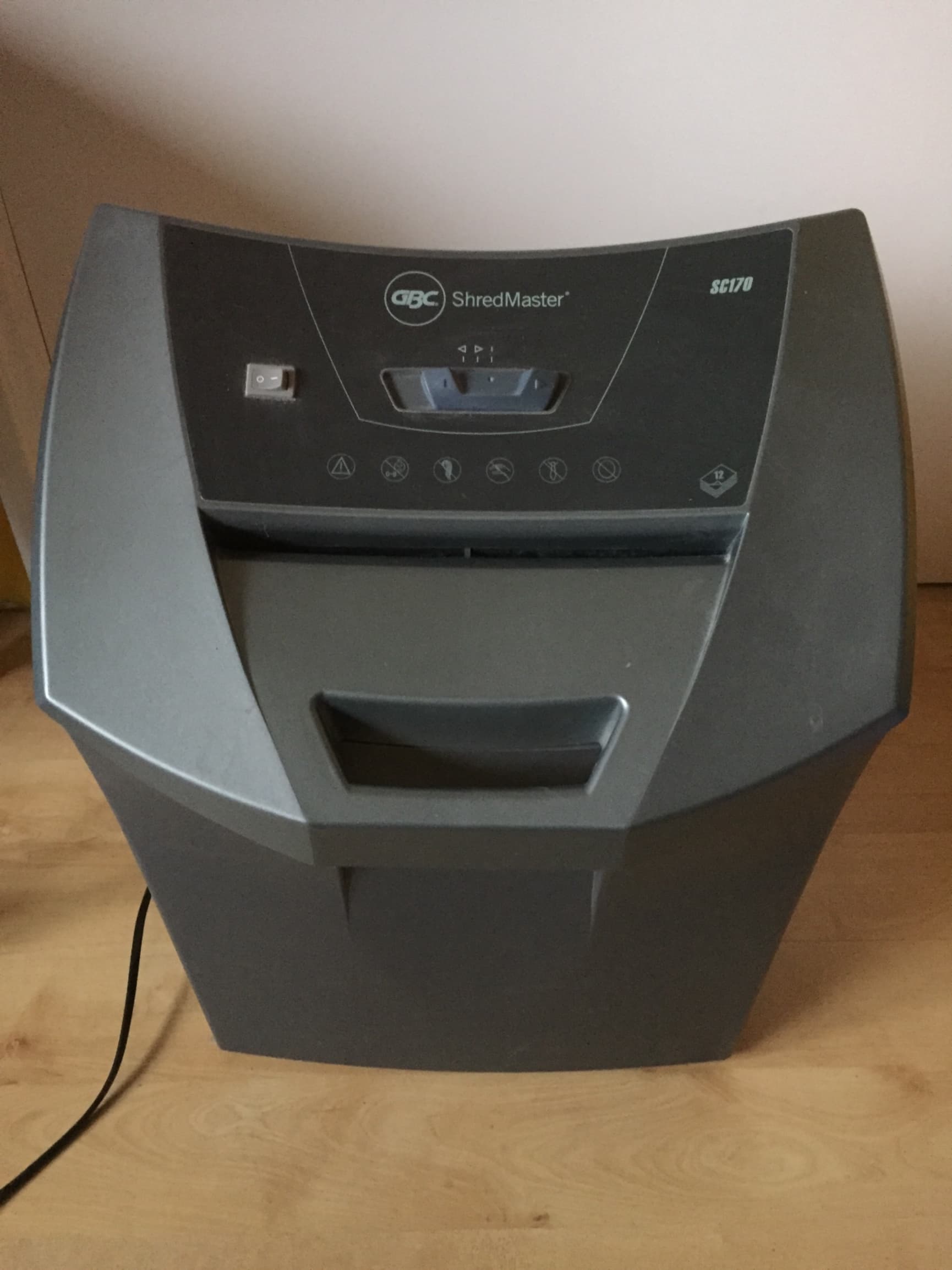 Elektrische papierversnipperaar, voor meerdere vellen tegelijk. Er mogen zelfs nietjes in het papier zitten. Ook geschikt voor het vernietigen van cd's.