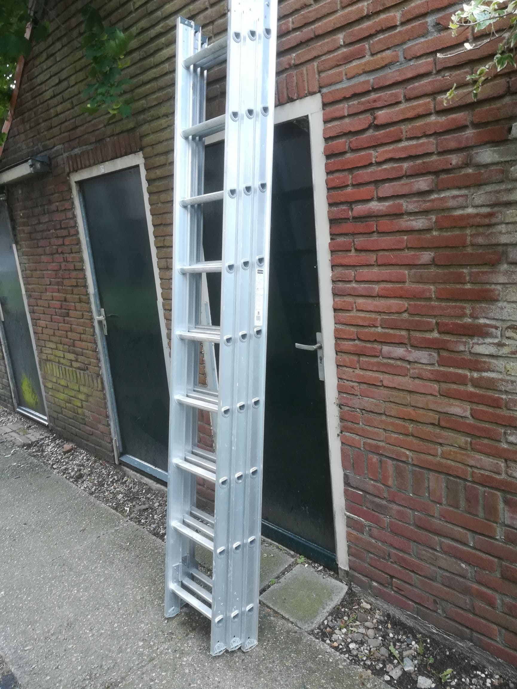 Een uitschuifbare ladder, maximaal 6,32 meter hoog