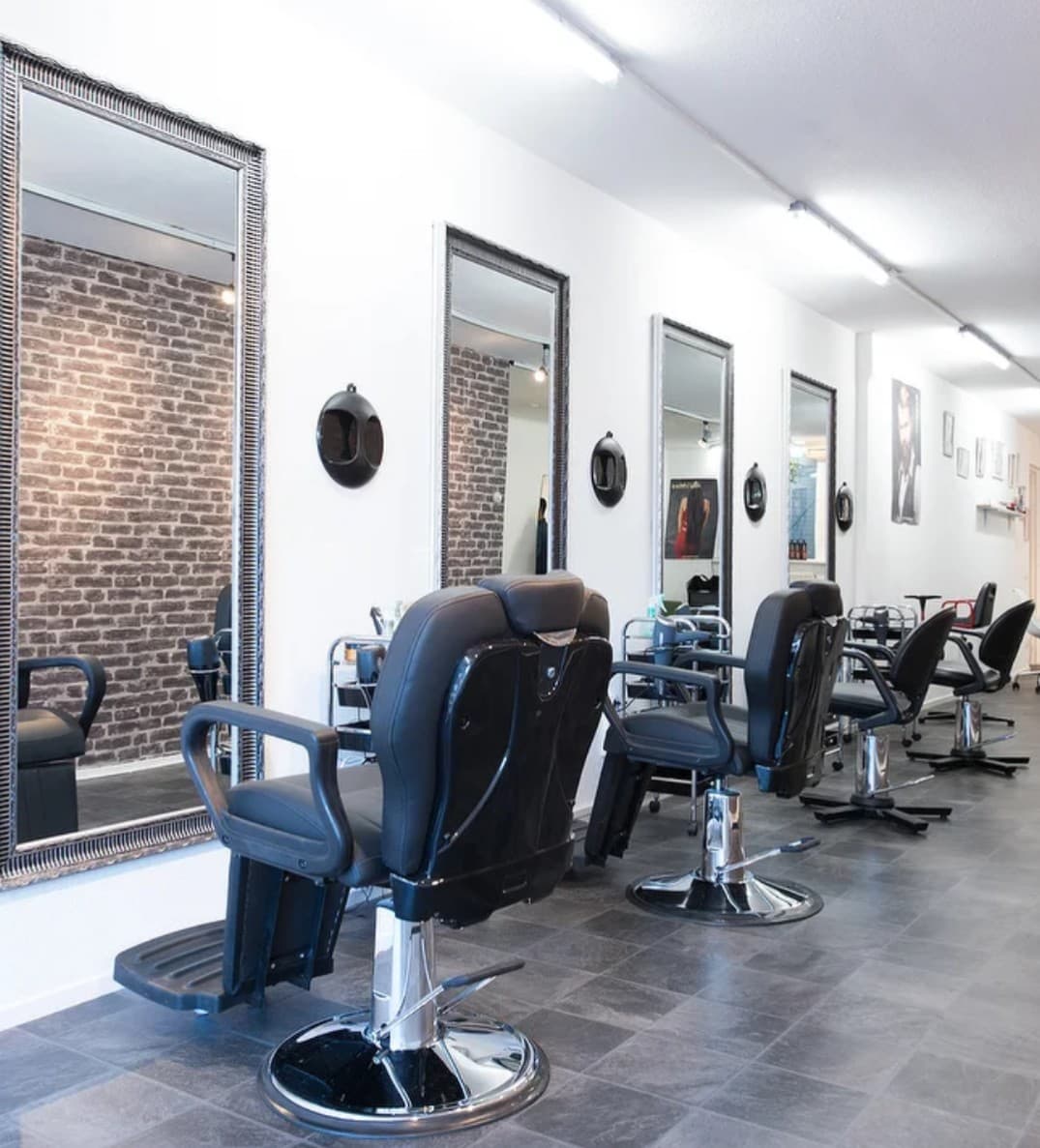 Dames en heren kapsalon /korte Mare 30 2312 NN /studenten korting 15 %..... 09/11 uur 15% korting 