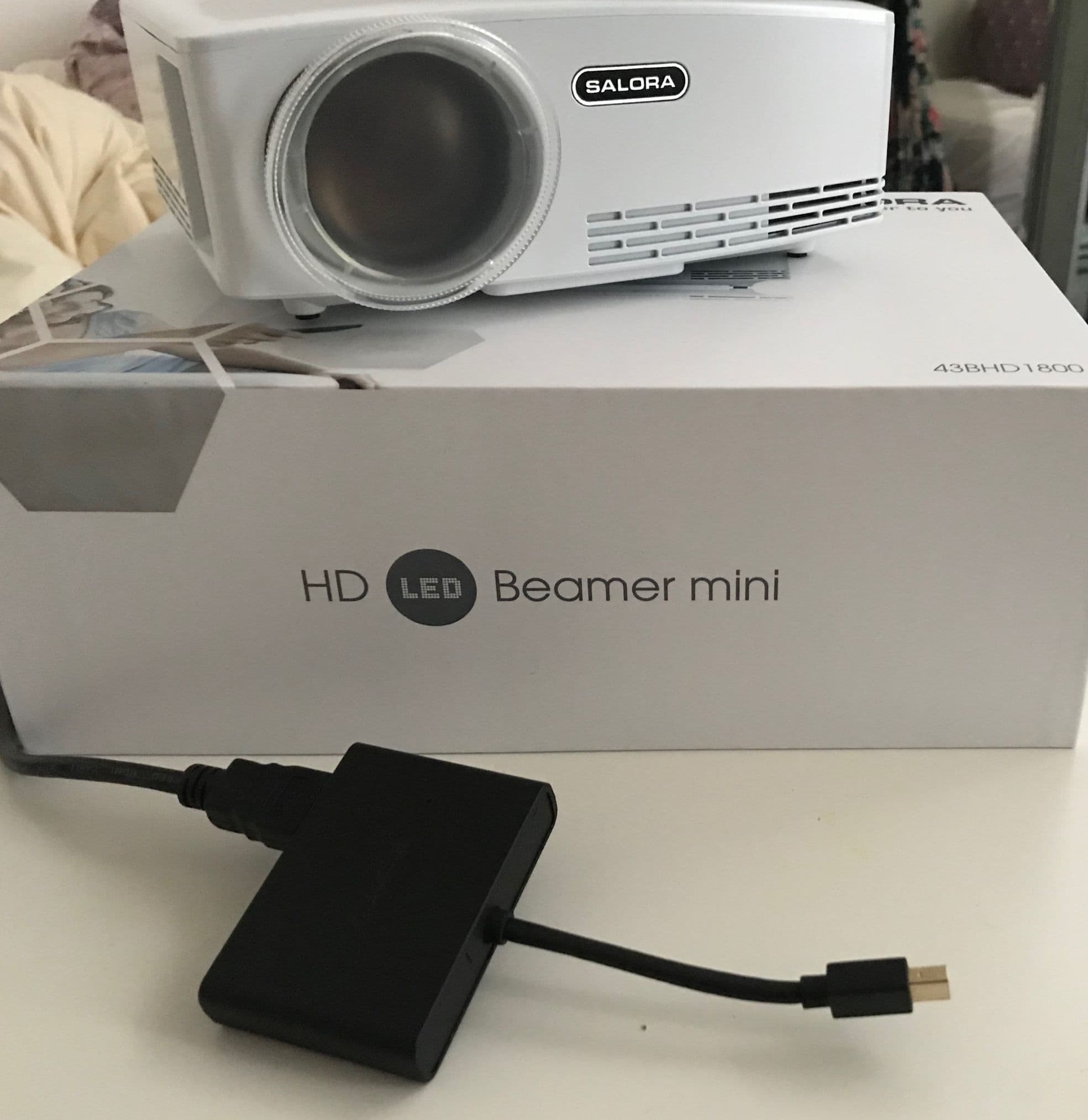HD beamer + HDMI kabel & Macbook adapter (HDMI,VGA)