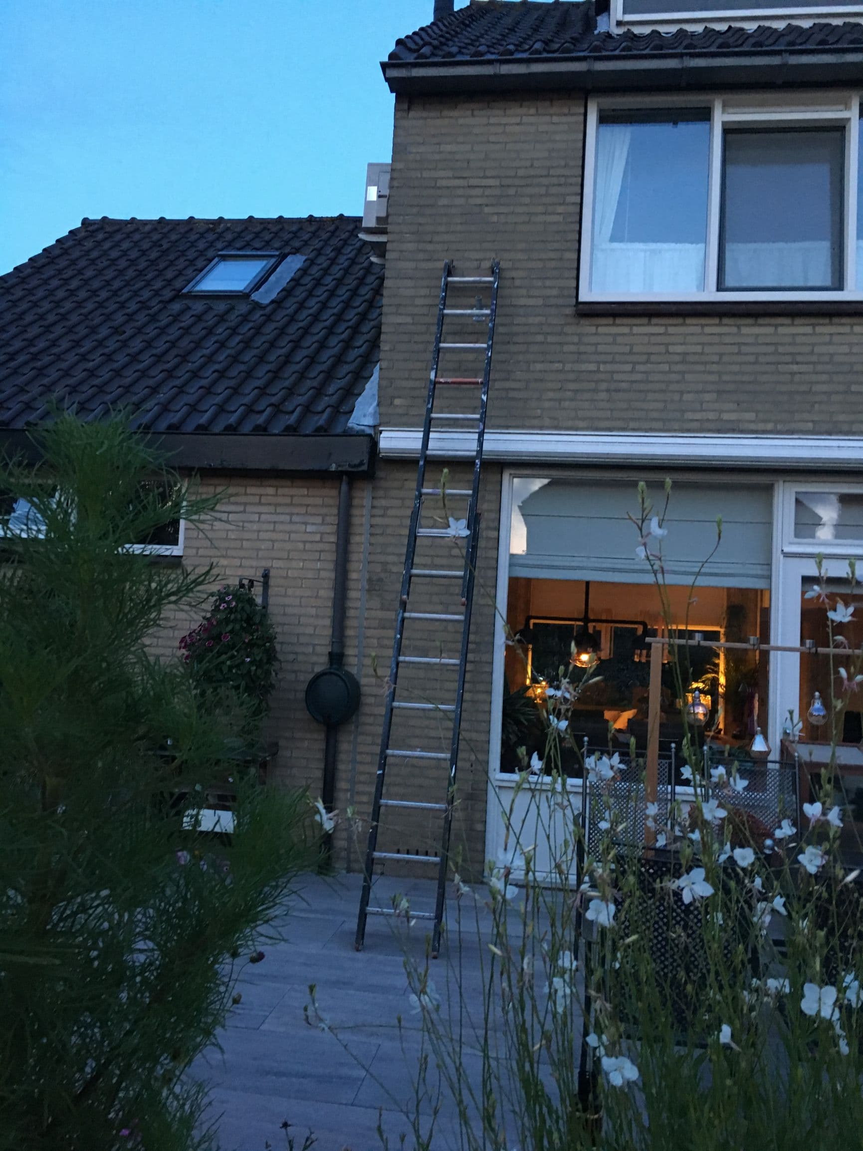2 delige (Altrex) ladder te huur.