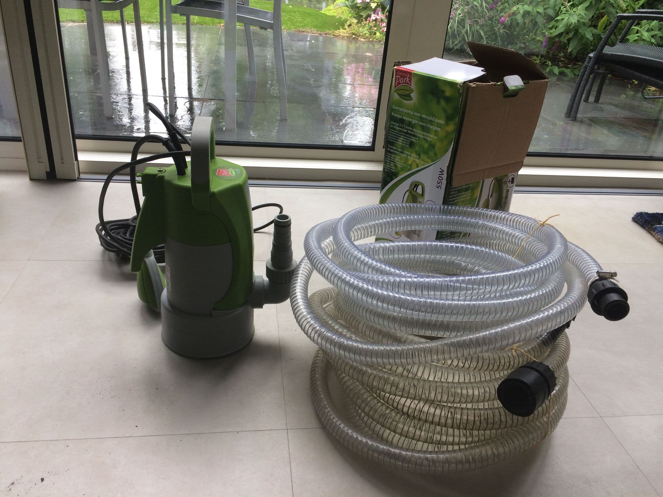Waterpomp met hose