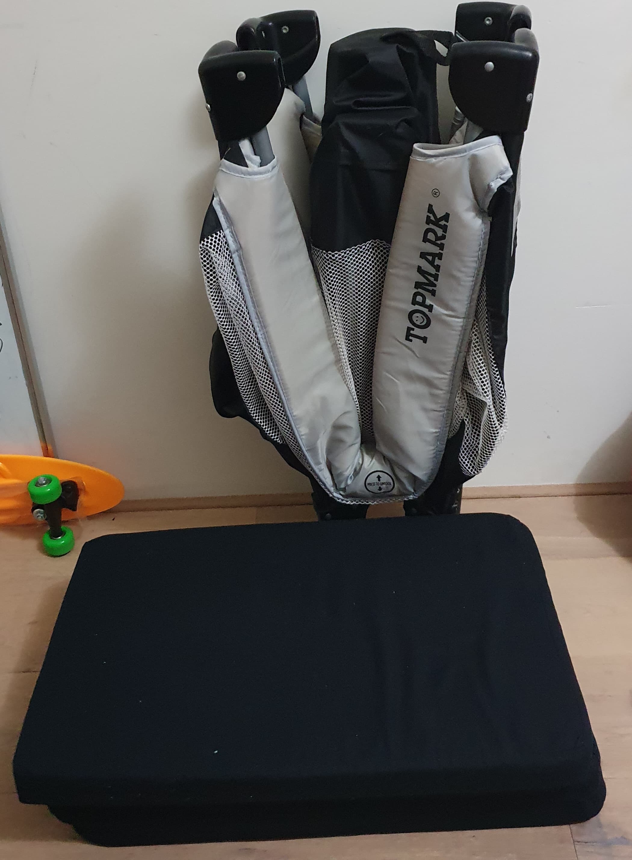 Travel cot with mattress