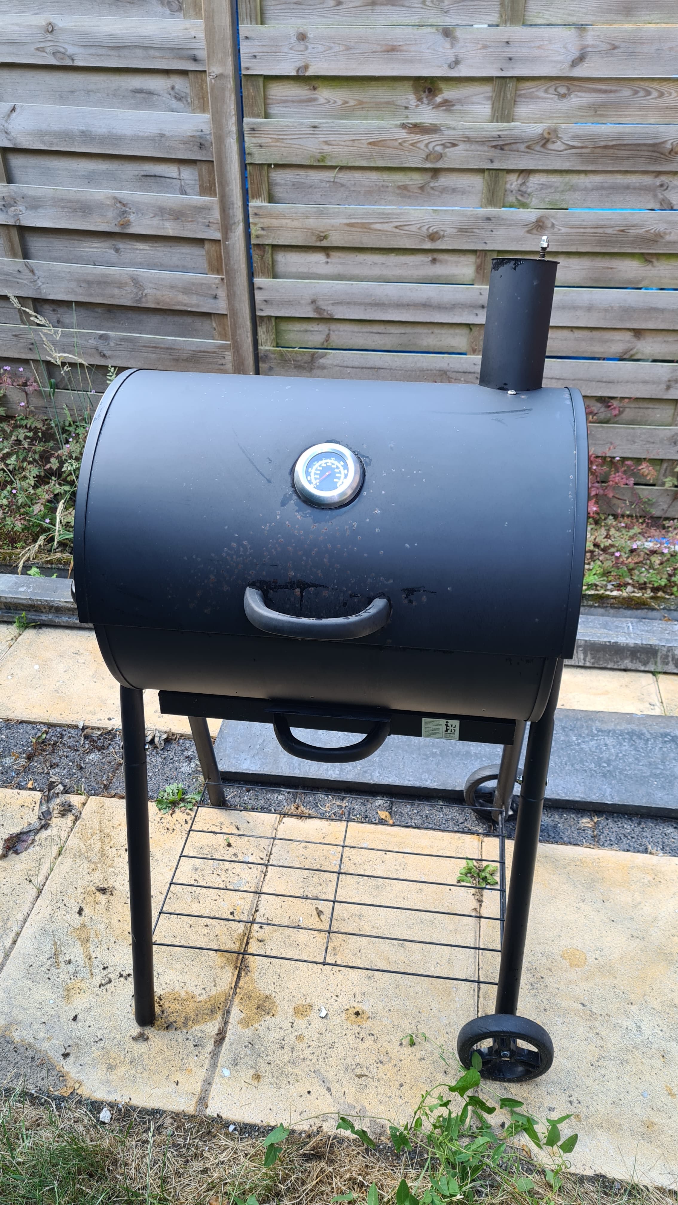 Barbecue met thermometer, houtskoolstarter en pijp (BBQ)
